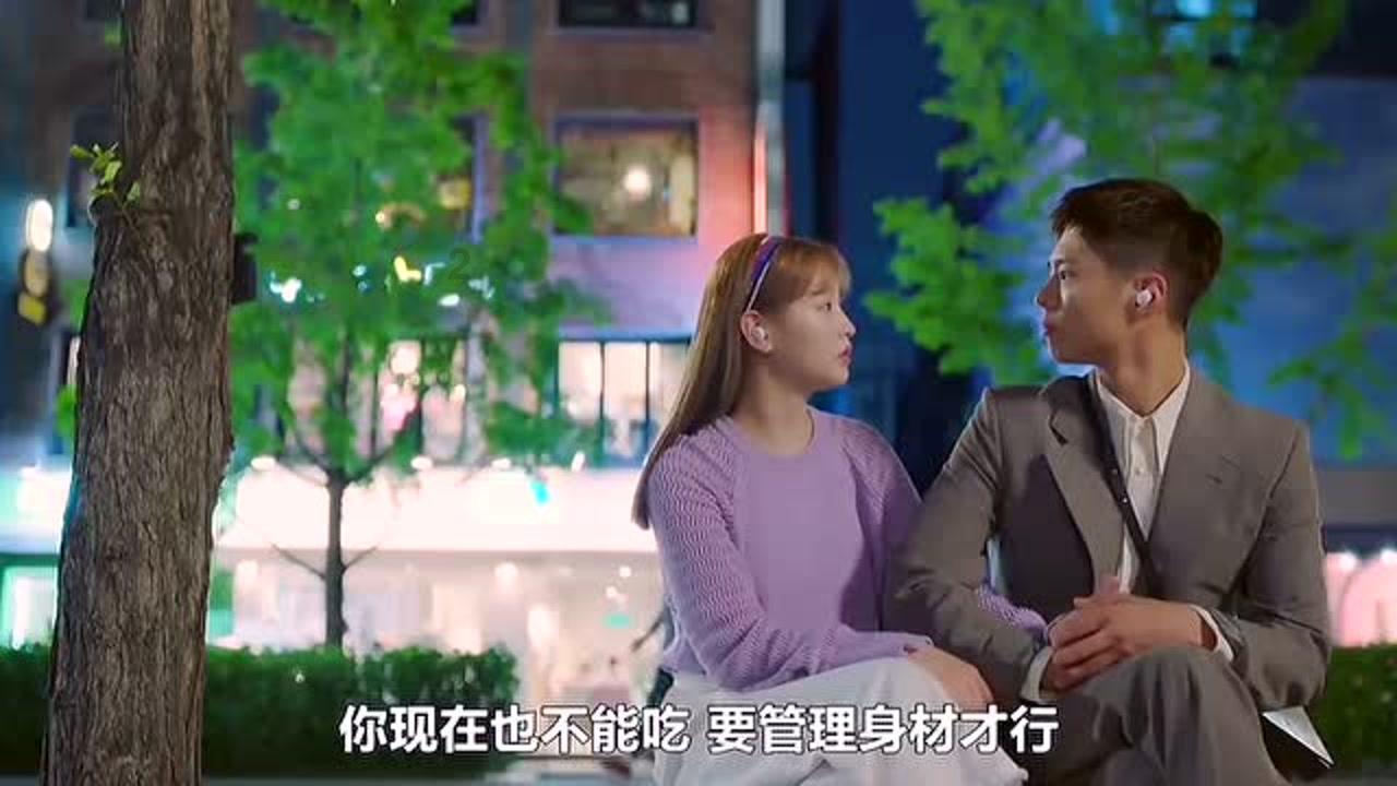 杨钰莹终究是老了，在美颜下看似年轻，但身材却暴露了真是年龄！
