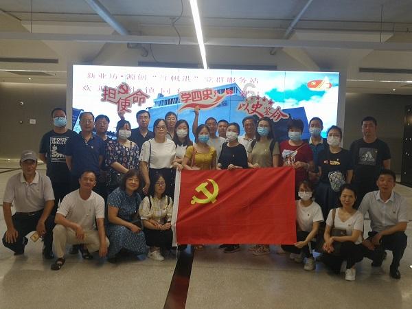每天到医院探望 还带来热乎的饭菜 这位村支书把服务送到村民心坎里