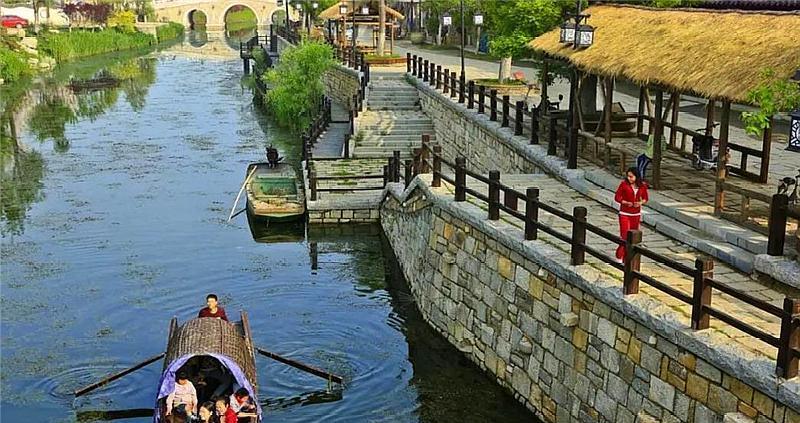 逃离废弃高校